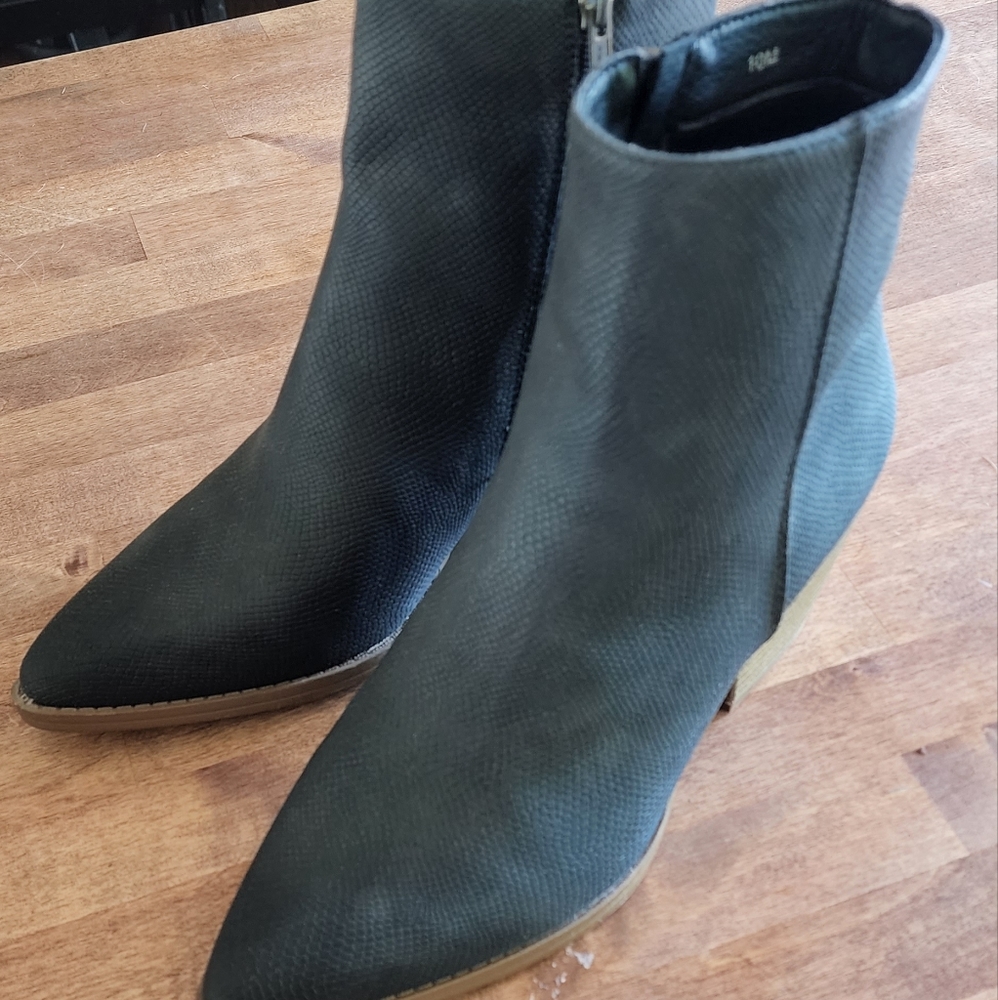 NWOT Maurices ankle booties. Black faux snake skin. Size 10M